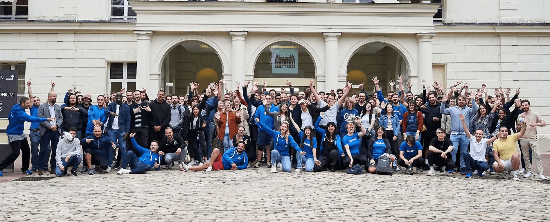 L'équipe Ouidou réunie devant les locaux